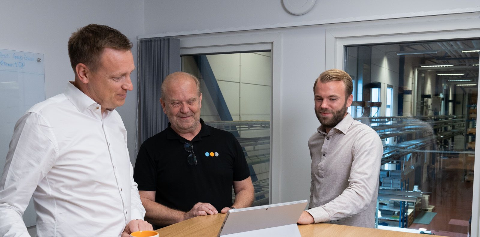 VD och kollegor runt en laptop