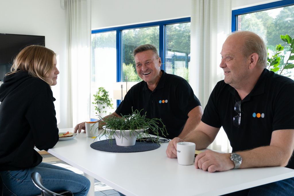 Kollegor pratar runt ett bord