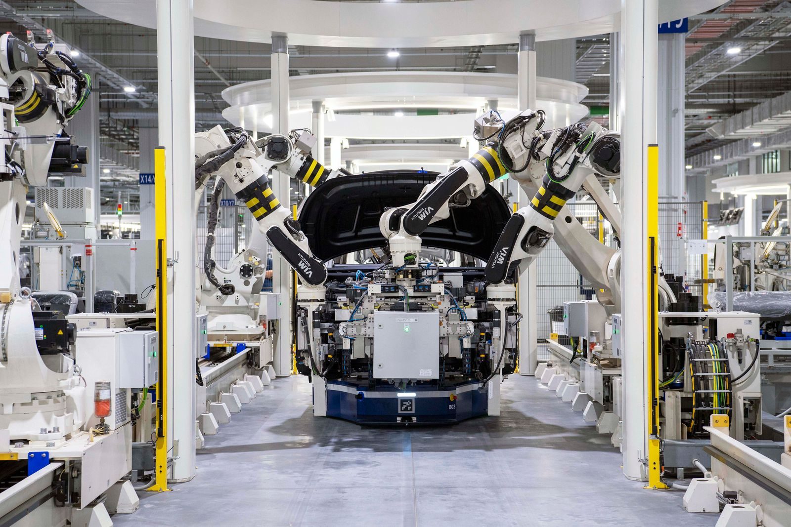 Automation och robotik - industrirobotar i fabriksmiljö
