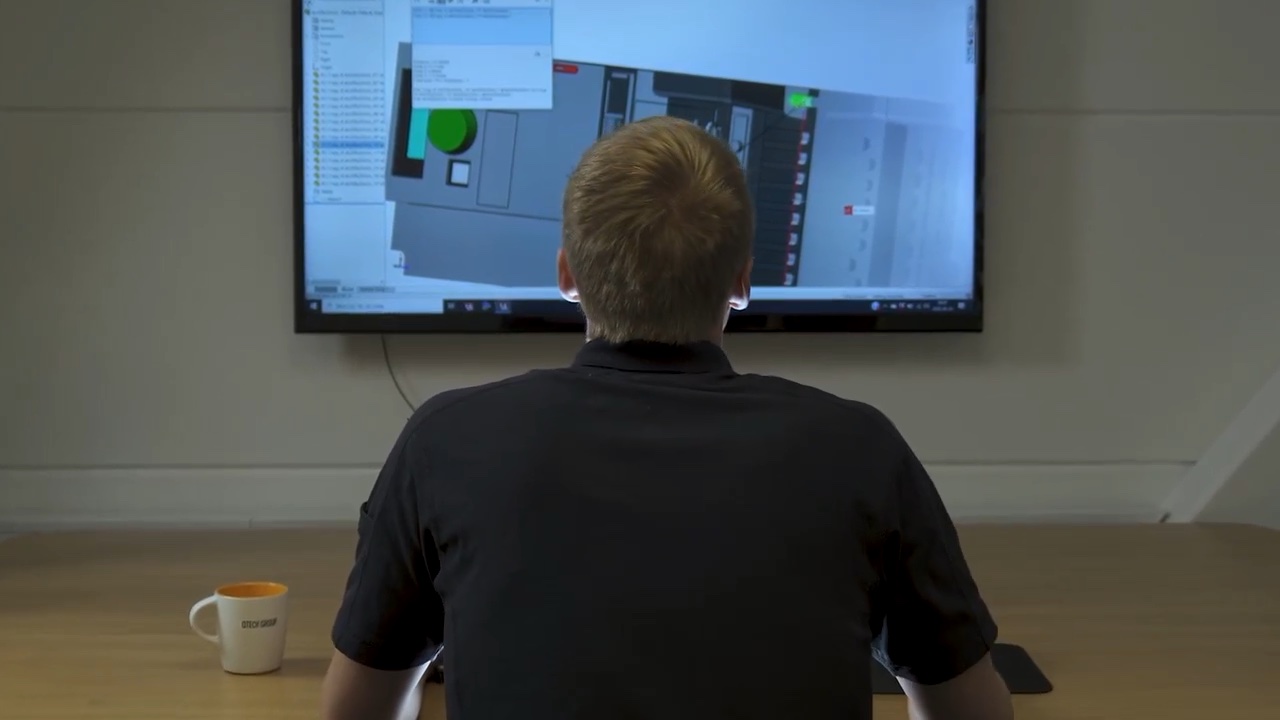 Konstruktör arbetar med CAD-modell på storbildsskärm