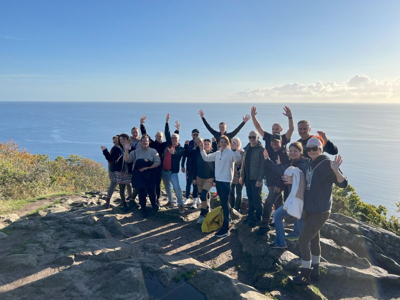 Qtech-teamet på utflykt vid havet